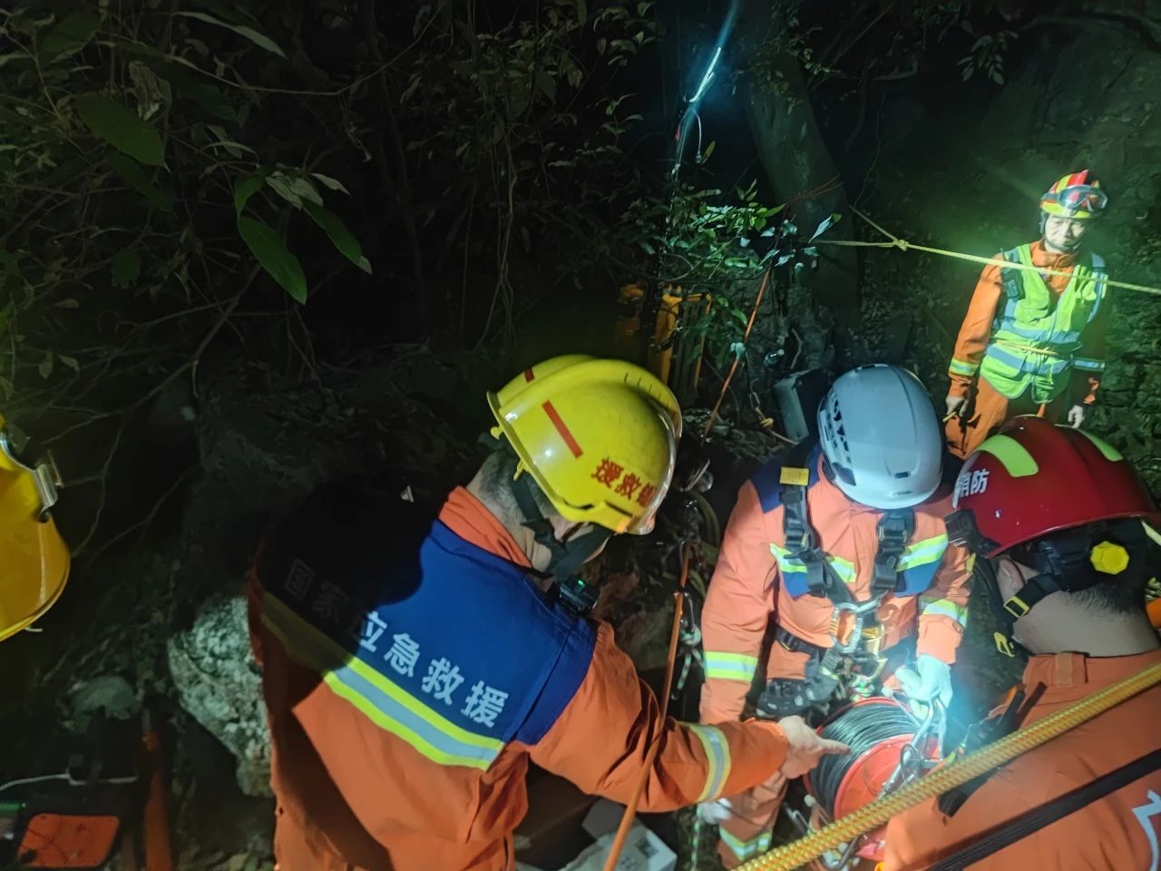 新春緊急救援 | 探險者深洞遇險，華錫隊火速馳援營救成功