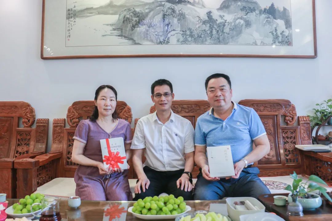 7月27日集團(tuán)公司黨委書記、董事長(zhǎng)蔡勇（中）到閉忠敏家中開(kāi)展廉政家訪并贈(zèng)送家風(fēng)家訓(xùn)書籍